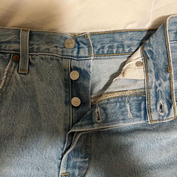 LEVI’S DENIM SHORTS - Picture 4 of 6